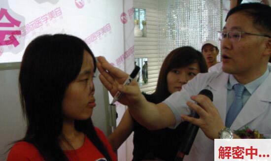 湖南大学生柳樊鑫 在校期间 跟富二代男友私拍泄漏 边打游戏边亲热