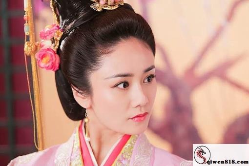 重庆星光68商场 纵火犯90后女人进服装店二话不说 啪 点火 老板血汗钱差点喂狗